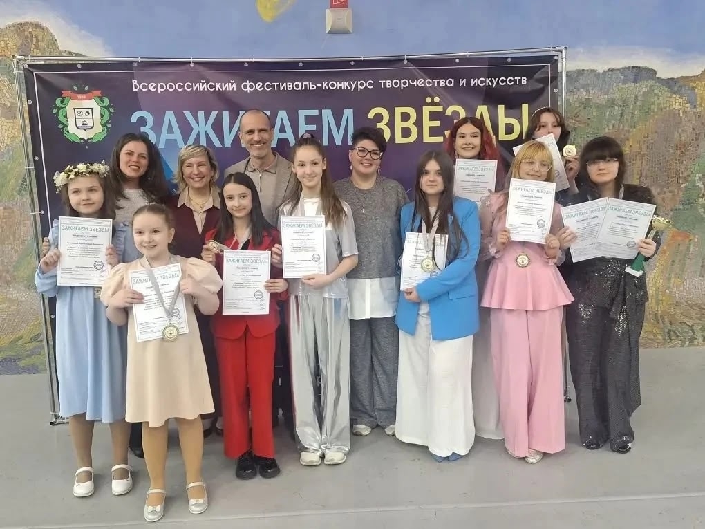 Фото из заметки о победе на вокальном конкурсе с песней композитора Алексея Ольханского