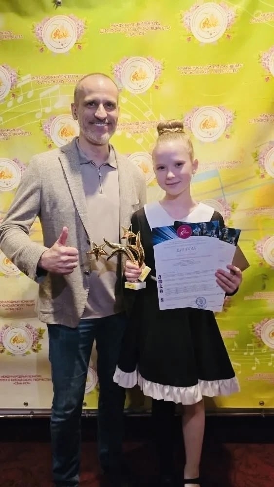 Фото из заметки о победе на вокальном конкурсе с песней композитора Алексея Ольханского