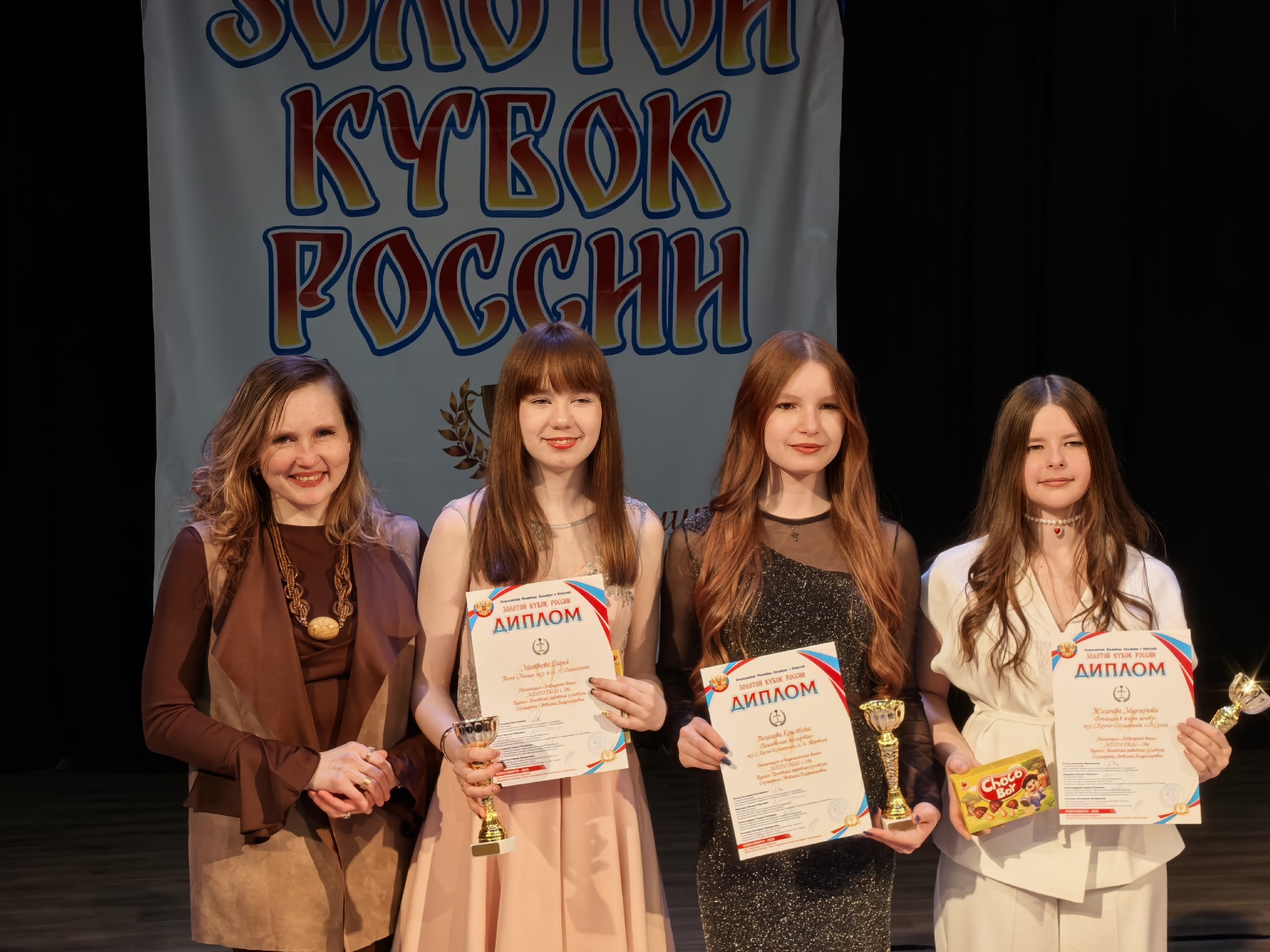 Фото из заметки о победе на вокальном конкурсе с песней композитора Алексея Ольханского