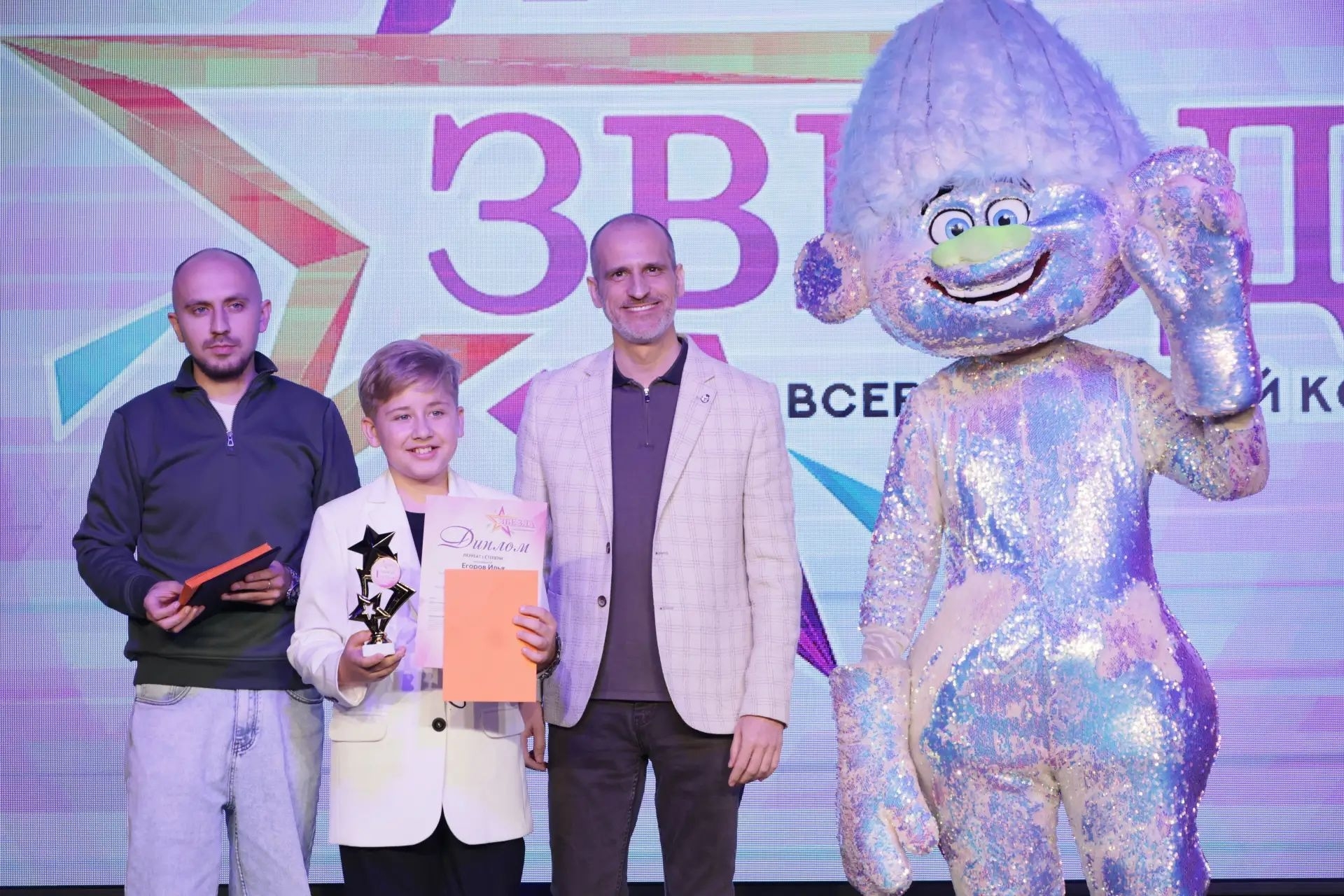 Фото из заметки о победе на вокальном конкурсе с песней композитора Алексея Ольханского